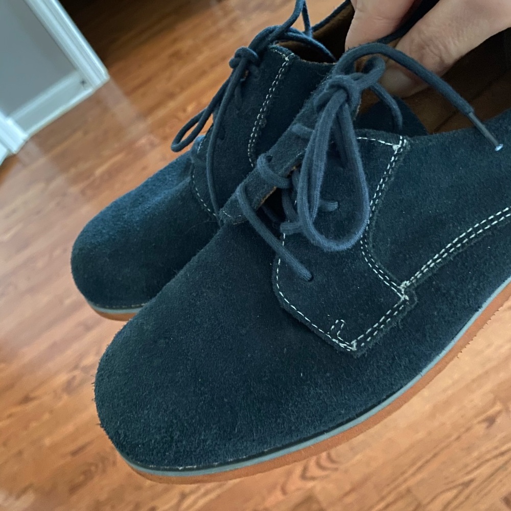 Florsheim Boys navy suede shoes 6M. Worn once! Excellent like new condition.